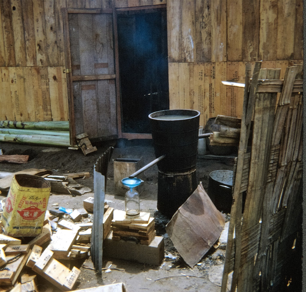 Chiếc nồi lính Mỹ dùng để chưng cất nước sạch vào mùa khô, khi nguồn nước sạch rất khan hiếm, tháng 3/1970. Ảnh: Richard Udden.