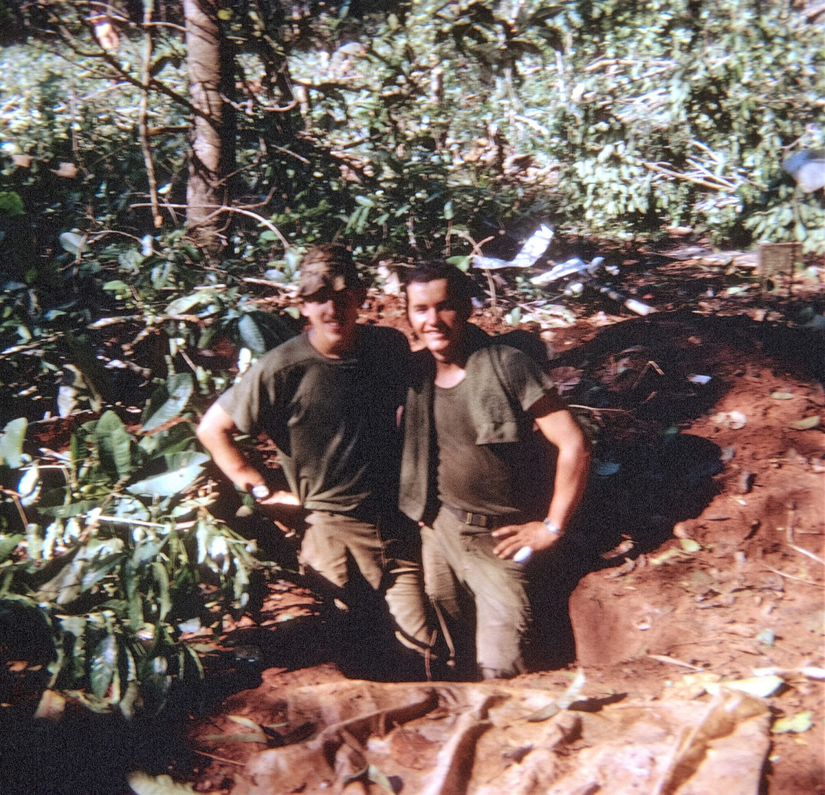 Hai binh sĩ Mỹ tạo dáng chụp ảnh khi đứng trong một hố cá nhân giữa rừng rậm Campuchia, tháng 9/1970. Ảnh: Richard Udden.