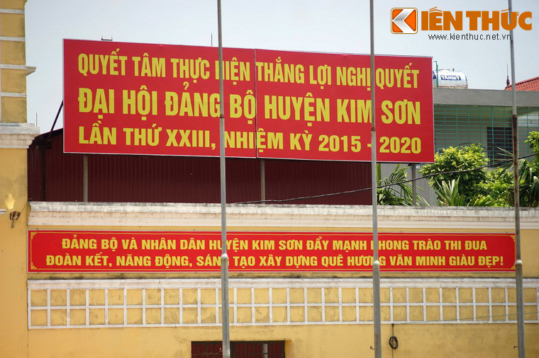 Nhân kỷ niệm 54 năm ngày Ninh Bình - Bạc Liêu kết nghĩa, ông Lê Văn Kiên - Trư­ởng Ban Dân vận Huyện ủy Kim Sơn - đã làm một bài thơ, có đoạn: "Công trình kết nghĩa Cà Mau/ Hai miền Nam Bắc nối cầu Kim Sơn/ Sông Cà Mau hiền thơ mộng/ Rạp Kim Mau luôn tỏa sáng ánh đèn...".