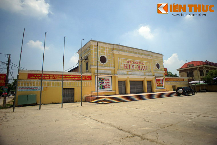 Rạp có diện tích 1,65 ha với sức chứa 800 chỗ ngồi, là nơi diễn ra các hoạt động văn hóa của huyện Kim Sơn. Vào dịp Tết, quảng trường trước rạp là chợ hoa, thu hút rất đông người dân địa phương và du khách đến mua bán, tham quan...