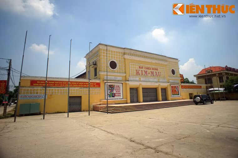 Rạp có diện tích 1,65 ha với sức chứa 800 chỗ ngồi, là nơi diễn ra các hoạt động văn hóa của huyện Kim Sơn. Vào dịp Tết, quảng trường trước rạp là chợ hoa, thu hút rất đông người dân địa phương và du khách đến mua bán, tham quan...