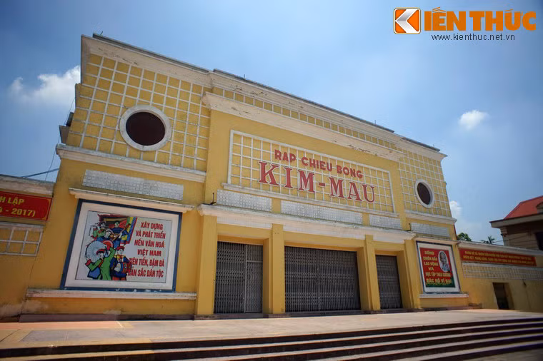 Có dịp ghé thăm thị trấn Phát Diệm (Kim Sơn, Ninh Bình), nơi có nhà thờ đá Phát Diệm nổi tiếng, nhiều du khách không khỏi tò mò thì thấy một rạp chiếu bóng có tên khá lạ là rạp Kim-Mau nằm ở trung tâm thị trấn. Phía sau tên gọi này một câu chuyện lịch sử nhiều ý nghĩa.