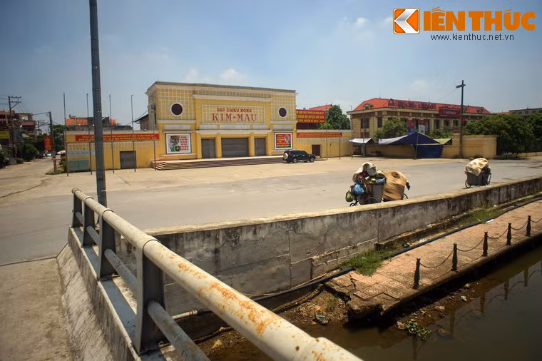 Sau năm 1975, nhiều cán bộ, đồng bào tỉnh Ninh Bình được điều động, tăng cường tham gia công tác, xây dựng quê hương mới Cà Mau và Bạc Liêu, trở thành những công dân, cán bộ của địa phương này.