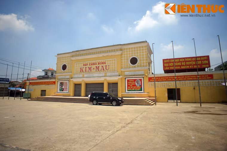 Từ phong trào này, đã có rất nhiều tỉnh thành kết nghĩa với nhau, trong đó hai tỉnh Ninh Bình - Bạc Liêu kết nghĩa vào ngày 23/1/1960. Theo phân chia địa giới hành chính của chính quyền Việt Nam Dân chủ Cộng hòa trong giai đoạn 1954-1975 thì Cà Mau là một huyện của tỉnh Bạc Liêu.