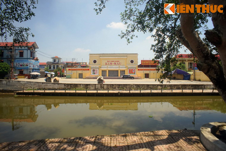 Rạp Kim-Mau nằm ven sông Ân, mặt tiền hướng ra rưquảng trường sông Ân và quốc lộ 10. Rạp chiếu bóng này đã tồn tại 6 thập kỷ, là một trong những rạp "cao niên" ở miền Bắc.