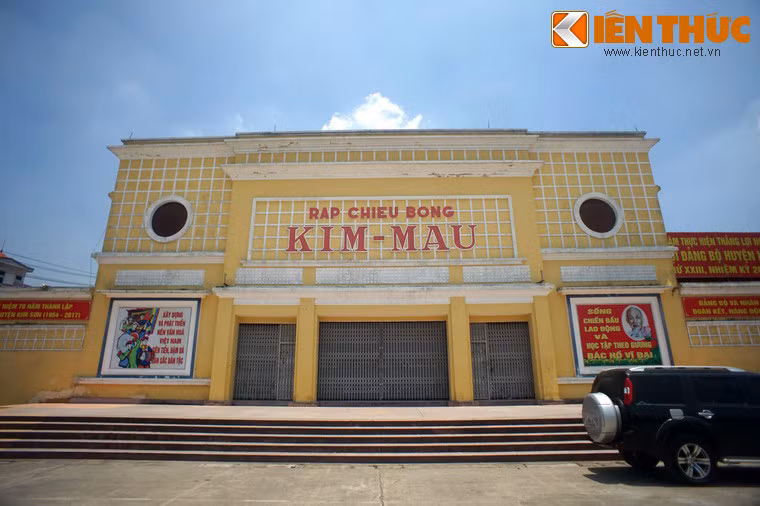 Sau khi Ninh Bình và Bạc Liêu kết nghĩa, huyện Kim Sơn thuộc tỉnh Ninh Bình cũng tổ chức kết nghĩa với huyện Cà Mau thuộc tỉnh Bạc Liêu. Sự kết nghĩa này thể thể hiện qua một số công trình mang tên gắn liền với địa phương kết nghĩa mà rạp chiếu bóng Kim-Mau là một công trình tiêu biểu.