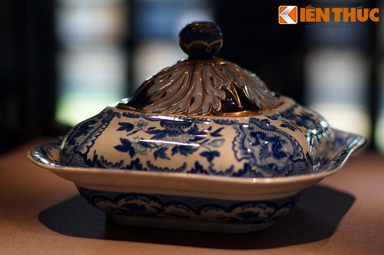 Món đồ sứ có nắp dát vàng được triều đình nhà Nguyễn nhập từ Anh quốc nửa đầu thế kỷ 19. Dòng gốm Anh được áp dụng kỹ thuật trang trí in chuyển họa, đề tài trang trí phần lớn là thiên nhiên, công trình kiến trúc hoặc mô phỏng hoa văn Trung Hoa.