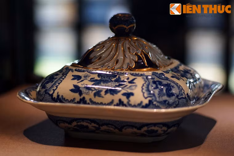 Món đồ sứ có nắp dát vàng được triều đình nhà Nguyễn nhập từ Anh quốc nửa đầu thế kỷ 19. Dòng gốm Anh được áp dụng kỹ thuật trang trí in chuyển họa, đề tài trang trí phần lớn là thiên nhiên, công trình kiến trúc hoặc mô phỏng hoa văn Trung Hoa.