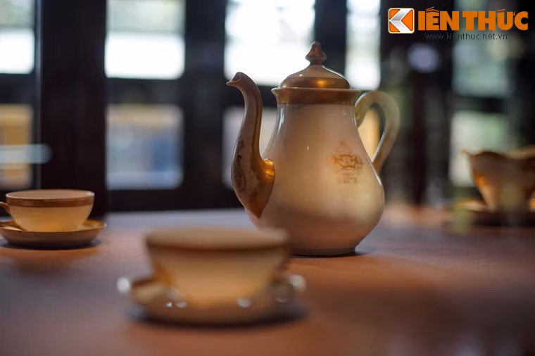 Ấm và chén, một phần trong bộ đồ sứ dát vàng triều đình đặt làm tại Pháp dưới thời vua Thành Thái, được dùng trong các buổi tiếp đãi sứ đoàn ngoại giao của triều đình.