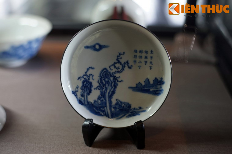 Đĩa sứ ký kiểu thời Tự Đức (1848-1883).