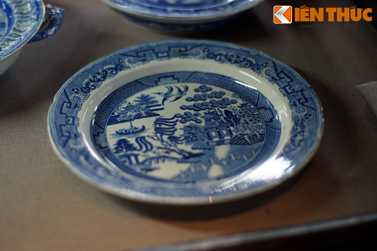Chiếc đĩa trang trí hoa văn Trung Hoa trong bộ sưu tập đồ sứ Anh quốc.