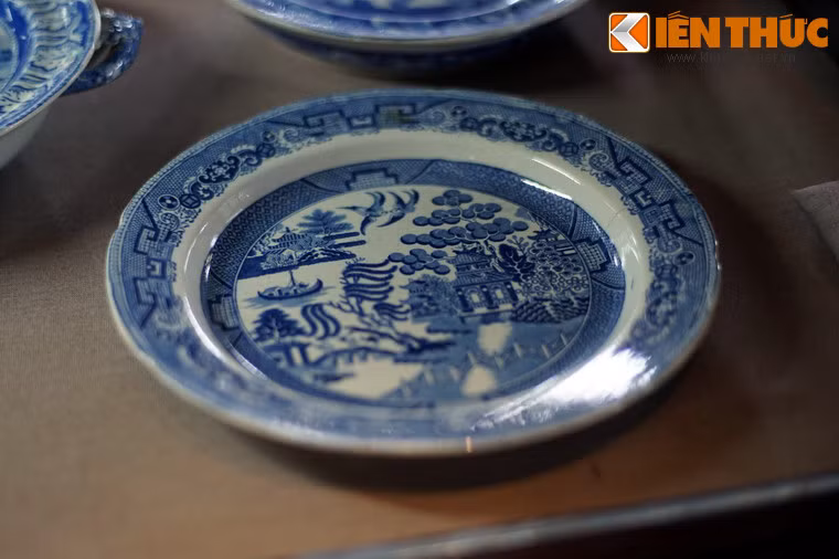 Chiếc đĩa trang trí hoa văn Trung Hoa trong bộ sưu tập đồ sứ Anh quốc.