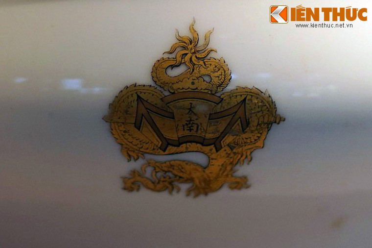 Chi tiết hình tượng quốc huy. Hình tượng này thể hiện sự giao thoa giữa phong cách trang trí mỹ thuật truyền thống phương Đông và mỹ thuật phương Tây ở Việt Nam cuối thế kỷ 19 đầu thế kỷ 20.