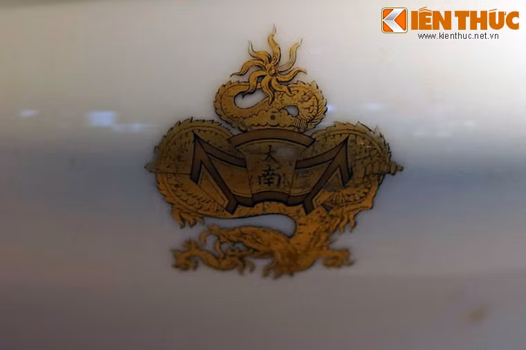 Chi tiết hình tượng quốc huy. Hình tượng này thể hiện sự giao thoa giữa phong cách trang trí mỹ thuật truyền thống phương Đông và mỹ thuật phương Tây ở Việt Nam cuối thế kỷ 19 đầu thế kỷ 20.