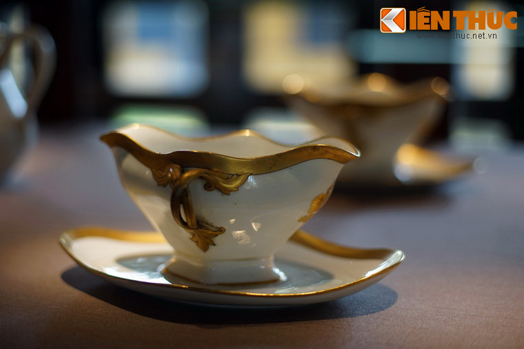 Một chiếc chén có kiểu dáng lạ mắt trong bộ đồ sứ ký kiểu thời Thành Thái.