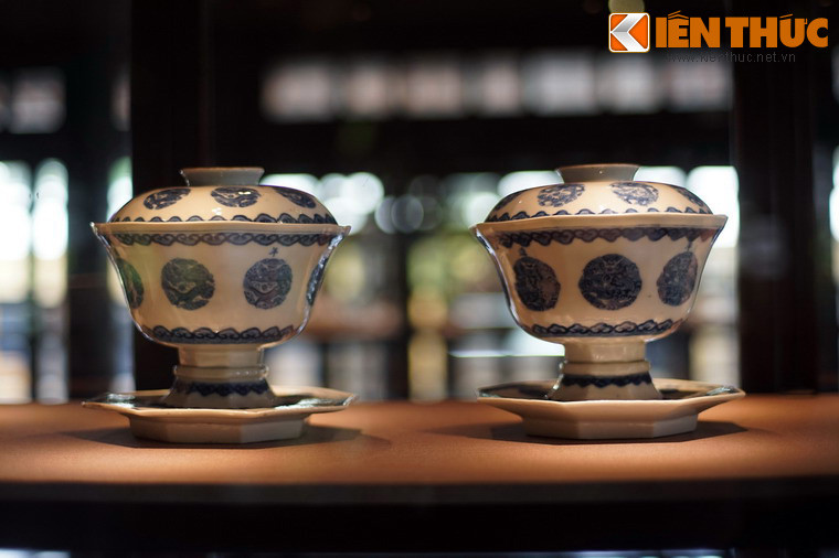 Tách và đĩa lót bằng sứ được đặt làm tại Trung Hoa thời vua Thiệu Trị (1841-1847). Thời Thiệu Trị là giai đoạn đồ sứ ký kiểu Trung Hoa chiếm số lượng nhiều nhất và đạt đến độ tuyệt hảo về chất lượng.