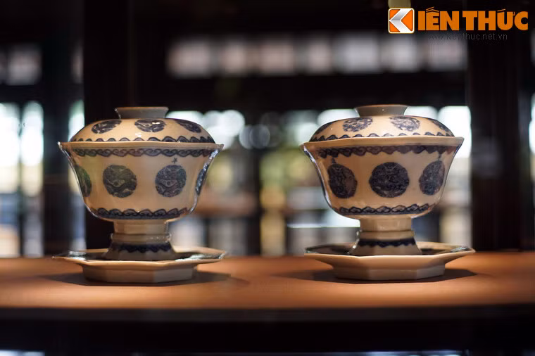 Tách và đĩa lót bằng sứ được đặt làm tại Trung Hoa thời vua Thiệu Trị (1841-1847). Thời Thiệu Trị là giai đoạn đồ sứ ký kiểu Trung Hoa chiếm số lượng nhiều nhất và đạt đến độ tuyệt hảo về chất lượng.