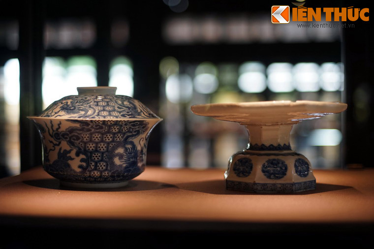 Bên cạnh đồ sứ được tạo dáng theo khối tròn còn có kiểu dáng gãy góc, lục giác, bát giác theo kiểu đồ sứ châu Âu. Đặc trưng trang trí trên đồ sứ ký kiểu thời Thiệu Trị là đề tài rồng và mây, hồi văn quy giáp, thủy ba tam sơn...