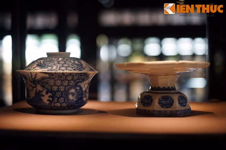 Bên cạnh đồ sứ được tạo dáng theo khối tròn còn có kiểu dáng gãy góc, lục giác, bát giác theo kiểu đồ sứ châu Âu. Đặc trưng trang trí trên đồ sứ ký kiểu thời Thiệu Trị là đề tài rồng và mây, hồi văn quy giáp, thủy ba tam sơn...