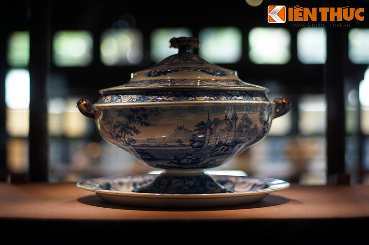 Chiếc liễn có quai dát vàng nằm trong bộ sưu tập đồ sứ Anh của nhà Nguyễn. Dưới thời Minh Mạng (1820-1841), đồ sứ Anh được nhập vào Việt Nam qua Công ty Đông Ấn Anh hoặc các thương gia Việt Nam mua tại các hải cảng của người Anh.