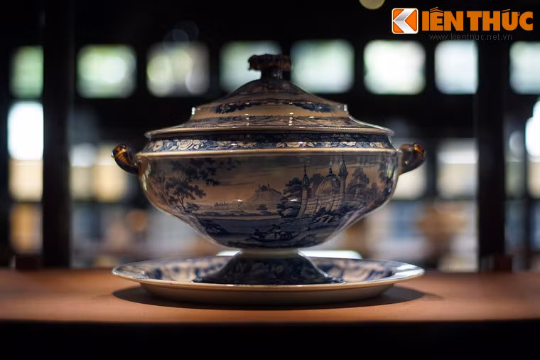 Chiếc liễn có quai dát vàng nằm trong bộ sưu tập đồ sứ Anh của nhà Nguyễn. Dưới thời Minh Mạng (1820-1841), đồ sứ Anh được nhập vào Việt Nam qua Công ty Đông Ấn Anh hoặc các thương gia Việt Nam mua tại các hải cảng của người Anh.