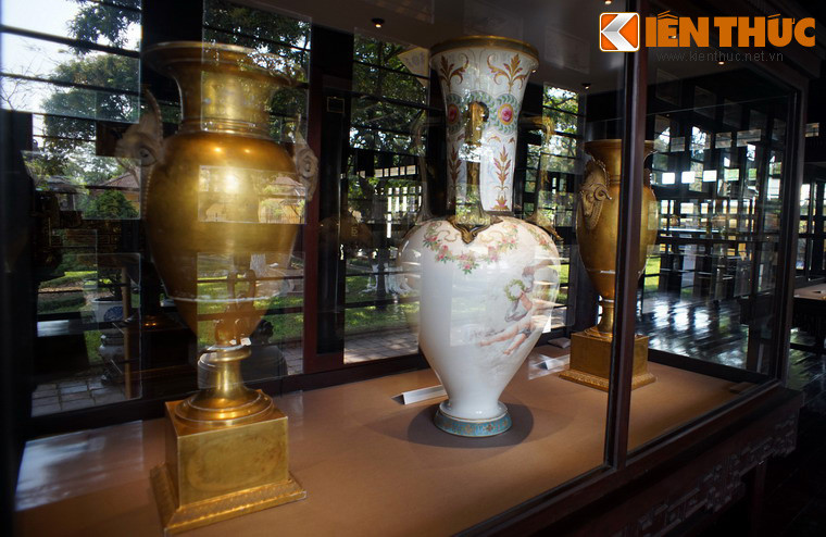 Bình sứ Meudon, quà tặng bang giao của chính phủ Pháp nhân ngày đăng quang của vua Hiệp Hòa năm 1883.