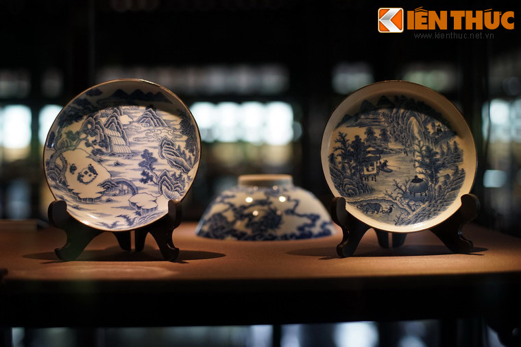 Một số món đồ sứ ký kiểu thời Minh Mạng (1820-1841). (Hình ảnh được thực hiện với sự đồng ý của Trung tâm Bảo tồn Di tích Cố đô Huế).