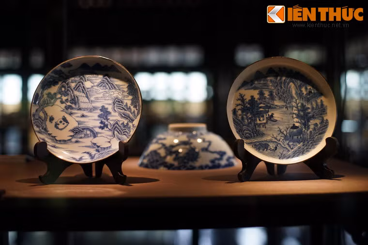 Một số món đồ sứ ký kiểu thời Minh Mạng (1820-1841). (Hình ảnh được thực hiện với sự đồng ý của Trung tâm Bảo tồn Di tích Cố đô Huế).