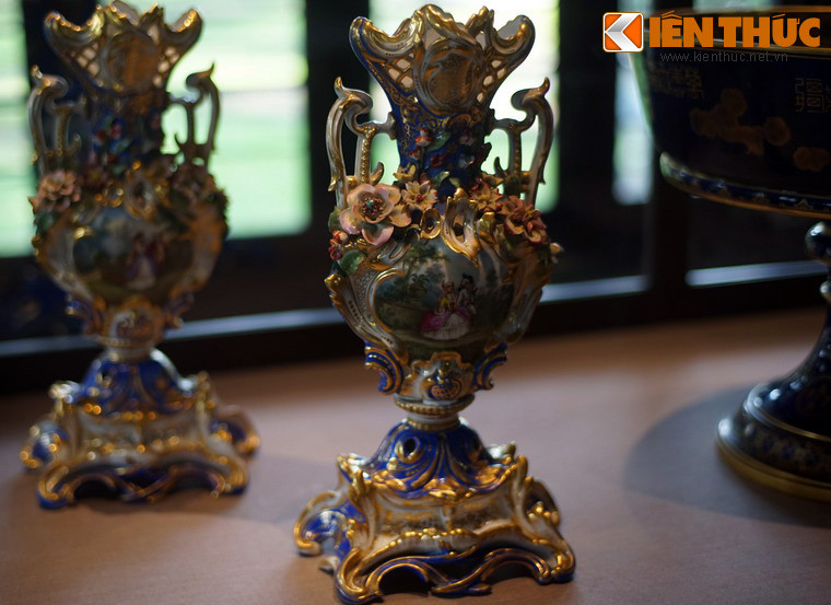 Cúp dùng để trang trí do triều đình nhà Nguyễn đặt làm tại Pháp đầu thế kỷ 20. Những món đồ sứ do triều đình đặt làm tại nước ngoài được gọi chung là đồ sứ ký kiểu.