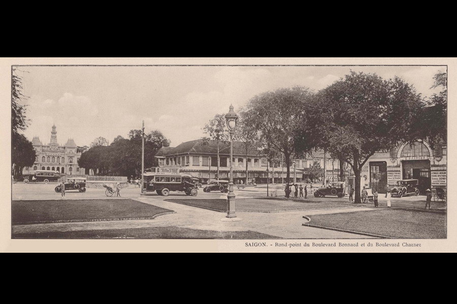 Giao lộ Bonnard - Charner (Lê Lợi - Nguyễn Huệ), phía xa là Dinh Xã Tây (nay là UBND TP HCM). Ảnh: Ludovic Crespin.