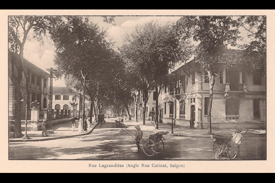 Ngã tư Lagrandière - Catinat (Lý Tự Trọng - Đồng Khởi). Tòa nhà bên trái là Dinh Thượng thơ Nội Vụ (Direction de l'Intérieur). Ảnh: Ludovic Crespin.