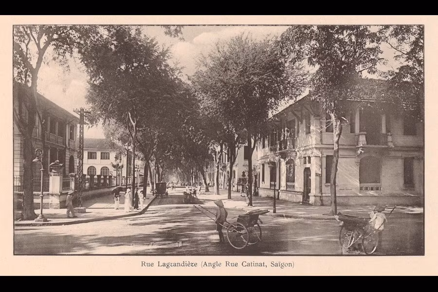 Ngã tư Lagrandière - Catinat (Lý Tự Trọng - Đồng Khởi). Tòa nhà bên trái là Dinh Thượng thơ Nội Vụ (Direction de l'Intérieur). Ảnh: Ludovic Crespin.