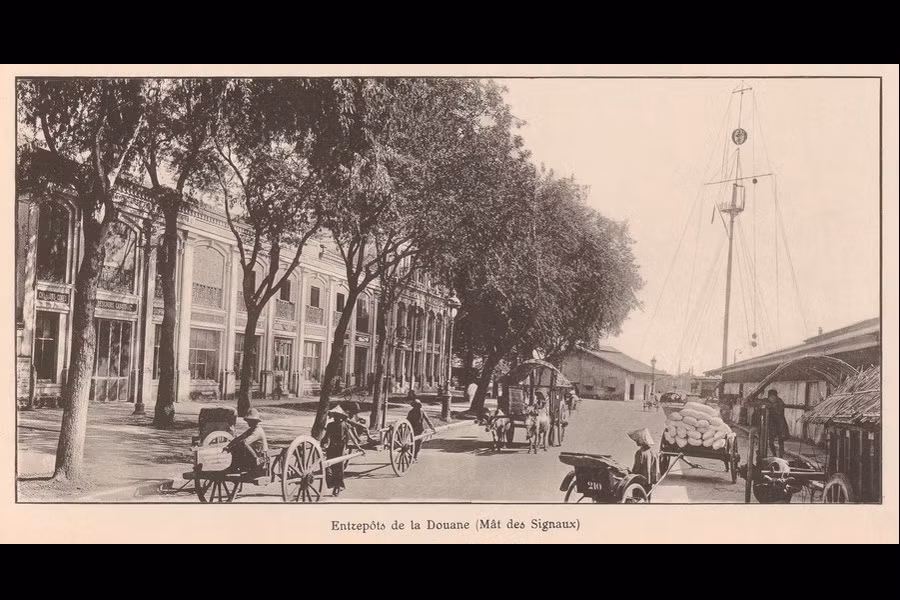 Kho thuế quan và cột tín hiệu (cột cờ Thủ Ngữ). Ảnh: Ludovic Crespin.