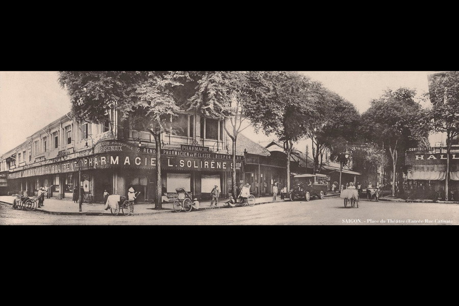 Quảng trường Nhà hát, lối vào đường Catinat (giao lộ Đồng Khởi - Lê Lợi ngày nay). Ảnh: Ludovic Crespin.