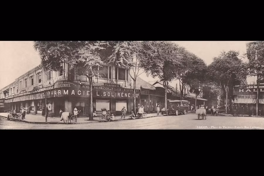 Quảng trường Nhà hát, lối vào đường Catinat (giao lộ Đồng Khởi - Lê Lợi ngày nay). Ảnh: Ludovic Crespin.