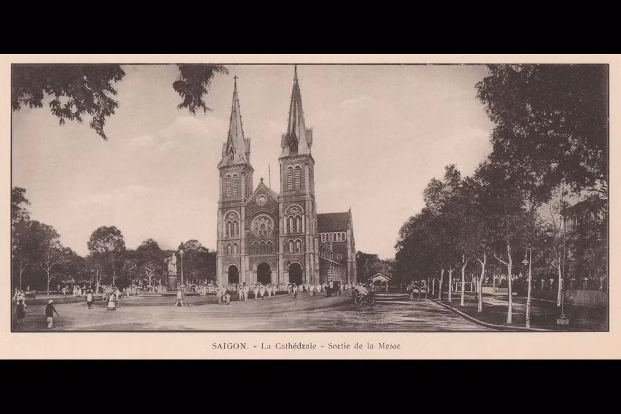 Giờ tan lễ ở nhà thờ Đức Bà Sài Gòn. Ảnh: Ludovic Crespin.