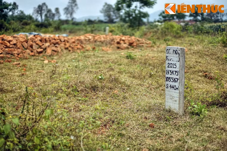 Từ đầu những năm 2000, các cuộc khai quật đã được tiến hành bên trong thành Cha. Các nhà nghiên cứu đã tìm thấy nhiều ngói vỡ, mảnh phù điêu trang trí bằng đất nung thể hiện tu sĩ Bà-la-môn, hình phụ nữ...