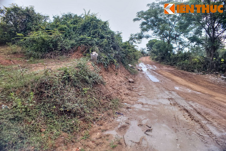 Theo đo đạc, thành phía Đông có chiều dài khoảng 950 mét, rộng 350 mét, trải dài theo hướng Đông - Tây. Tường thành mặt Đông và mặt Tây có chiều cao khoảng 4 mét, mặt Bắc cao hiện khoảng 1 mét, còn mặt Nam đã bị bào mòn sát mặt đất.