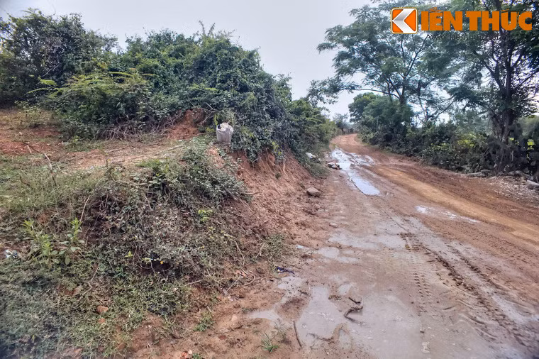 Theo đo đạc, thành phía Đông có chiều dài khoảng 950 mét, rộng 350 mét, trải dài theo hướng Đông - Tây. Tường thành mặt Đông và mặt Tây có chiều cao khoảng 4 mét, mặt Bắc cao hiện khoảng 1 mét, còn mặt Nam đã bị bào mòn sát mặt đất.