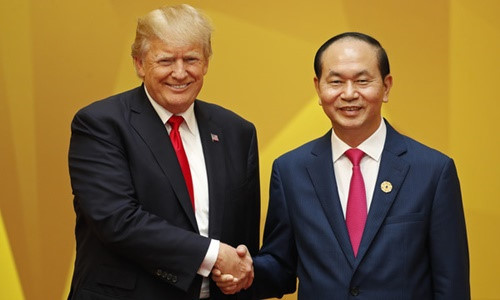 Chủ tịch nước Trần Đại Quang bắt tay Tổng thống Mỹ Donald Trump trước cuộc họp lãnh đạo các nền kinh tế APEC tổ chức tại Đà Nẵng, Việt Nam, tháng 11/2017. Ảnh: TTXVN.