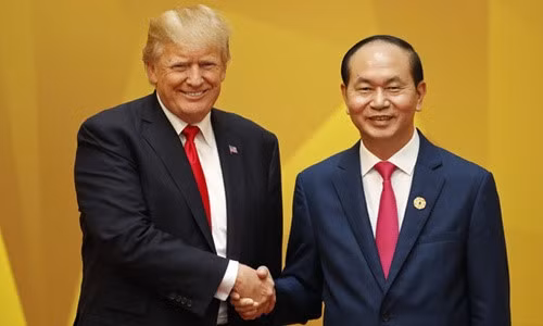 Chủ tịch nước Trần Đại Quang bắt tay Tổng thống Mỹ Donald Trump trước cuộc họp lãnh đạo các nền kinh tế APEC tổ chức tại Đà Nẵng, Việt Nam, tháng 11/2017. Ảnh: TTXVN.