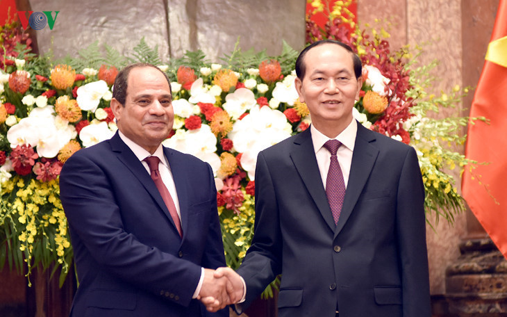 Ngày 7/9/2017, Chủ tịch nước Trần Đại Quang tiếp Tổng thống Ai Cập Abdel-Fattah El-Sisi đến thăm Việt Nam. Kể từ khi hai nước lập quan hệ ngoại giao năm 1963, ông Abdel-Fattah El-Sisi là nguyên thủ đầu tiên của Ai Cập đến thăm Việt Nam. Ảnh: VOV.