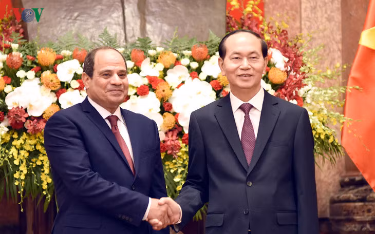 Ngày 7/9/2017, Chủ tịch nước Trần Đại Quang tiếp Tổng thống Ai Cập Abdel-Fattah El-Sisi đến thăm Việt Nam. Kể từ khi hai nước lập quan hệ ngoại giao năm 1963, ông Abdel-Fattah El-Sisi là nguyên thủ đầu tiên của Ai Cập đến thăm Việt Nam. Ảnh: VOV.