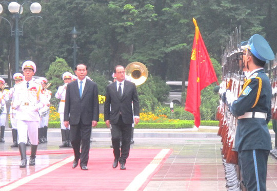 Chủ tịch nước Trần Đại Quang tiếp đón Tổng thống Pháp Francois Hollande tại Phủ Chủ tịch, ngày 6/9/2016. Ảnh: D.Ngọc/Người Lao Động.