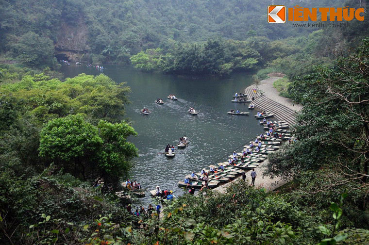 4. Tràng An là một khu du lịch sinh thái nằm trong Quần thể di sản thế giới Tràng An thuộc tỉnh Ninh Bình. Nơi đây sở hữu hệ thống dãy núi đá vôi có tuổi địa chất khoảng 250 triệu năm, qua thời gian dài phong hóa bởi sự biến đổi của trái đất, khí hậu, biển tiến, biển thoái đã mang trong mình hàng trăm thung lũng, hang động, hồ đầm.