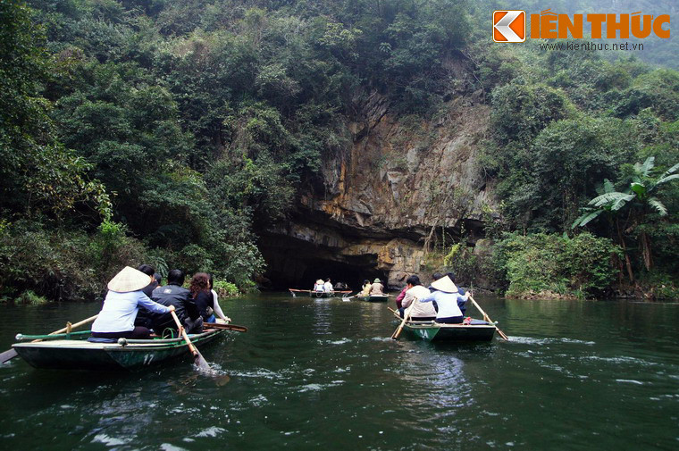 Danh thắng này là nơi bảo tồn và chứa đựng nhiều hệ sinh thái rừng ngập nước, rừng trên núi đá vôi, các di chỉ khảo cổ học và di tích lịch sử văn hóa. Địa thế Tràng An rất hiểm trở nên được Vua Đinh Tiên Hoàng chọn làm thành Nam bảo vệ kinh đô Hoa Lư ở thế kỷ X và sau đó Nhà Trần sử dụng làm hành cung Vũ Lâm trong kháng chiến Nguyên Mông.