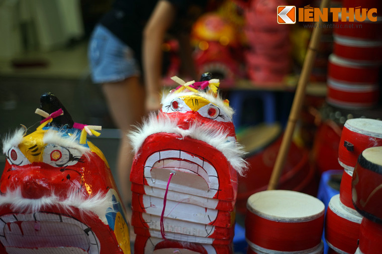 Trong đám rước đèn đêm trăng, ông Địa cầm cái quạt mo phe phẩy, đi trước đám múa lân, rồi cả một đám trẻ con rồng rắn đi sau, vừa đi vừa hát đồng dao. Múa lân cũng là trò chơi đầy ẩn ngữ. Con Lân cũng là hình ảnh tượng trưng cho ánh sáng và cho điềm lành.