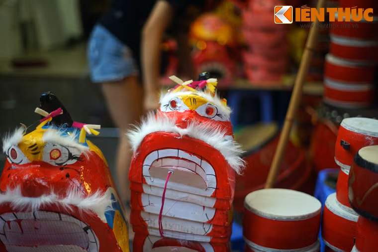 Trong đám rước đèn đêm trăng, ông Địa cầm cái quạt mo phe phẩy, đi trước đám múa lân, rồi cả một đám trẻ con rồng rắn đi sau, vừa đi vừa hát đồng dao. Múa lân cũng là trò chơi đầy ẩn ngữ. Con Lân cũng là hình ảnh tượng trưng cho ánh sáng và cho điềm lành.