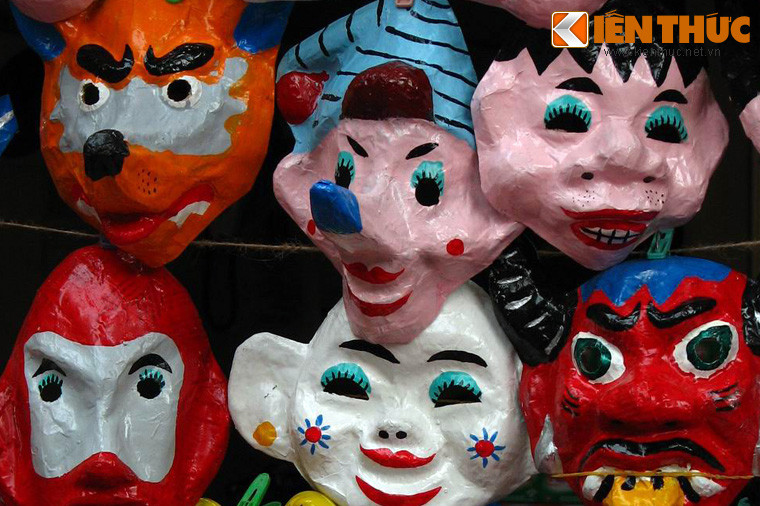 So với trước kia, các hình tượng trên mặt nạ giấy bồi đã trở nên phong phú hơn rất nhiều với các nhân vật hoạt hình, điện ảnh... được trẻ em yêu thích. Đây cũng là cách để món món đồ chơi dân gian này có thể tồn tại trong thời buổi cơ chế thị trường.