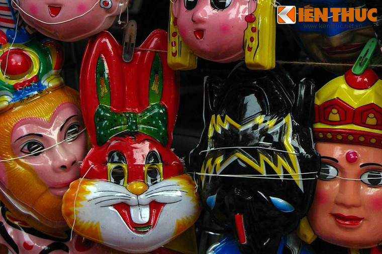 Sau nhiều thể kỷ đồng hành cùng ngày Tết Trung thu, trong khoảng 2 thập niên trở lại đây, mặt nạ giấy bồi có phần bị lấn át bởi sự xuất hiện của mặt nạ nhựa Trung Quốc, được sản xuất hàng loạt với giá thành rẻ và mẫu mã đa dạng hơn nhiều.